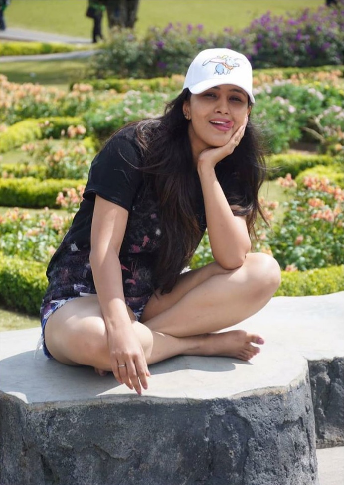 niveditha gowda feet 6