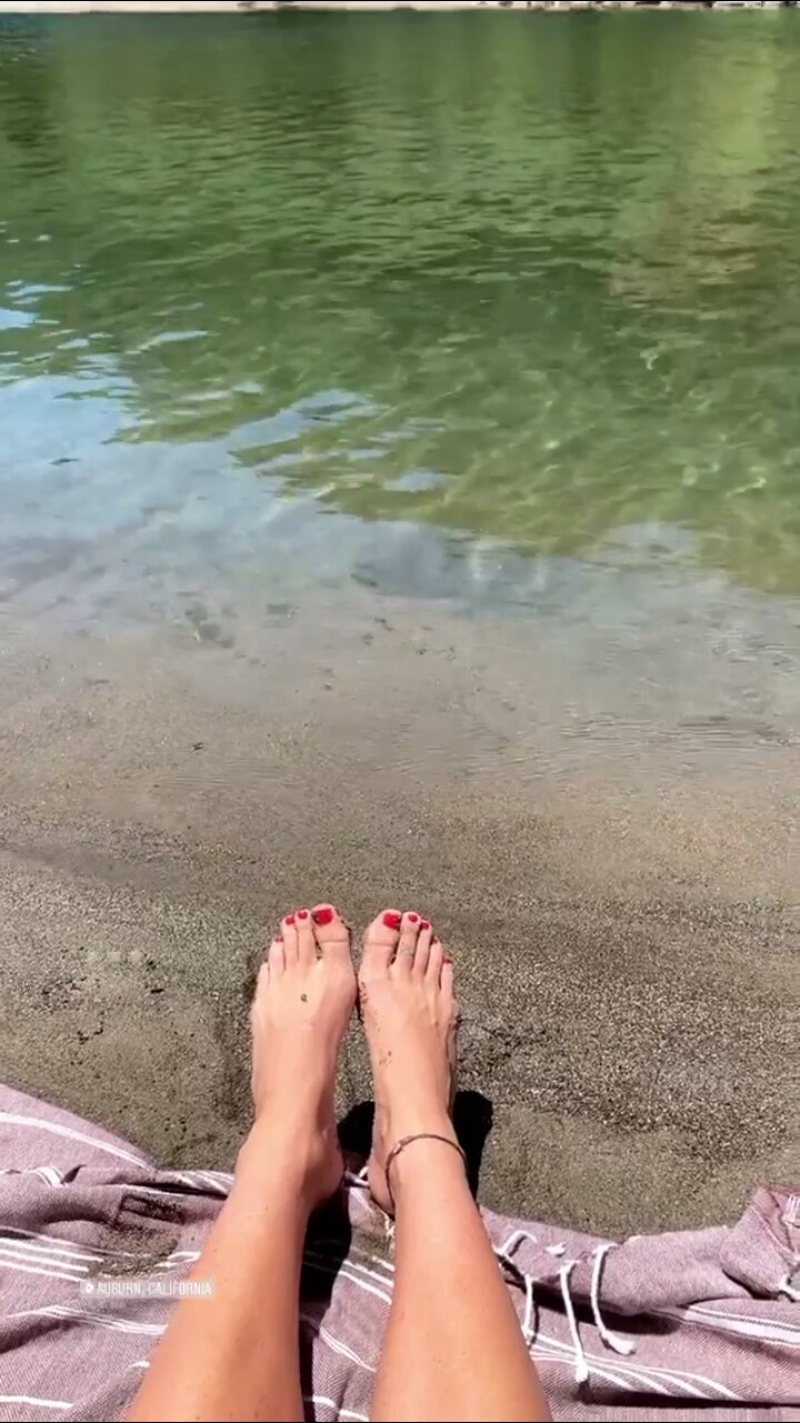 olivia brown feet 1