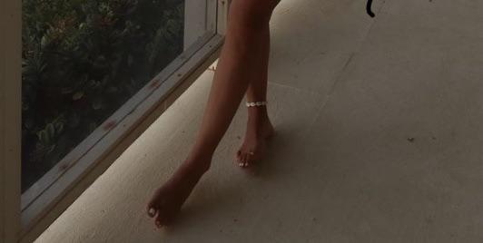 olivia dejarnett feet 3