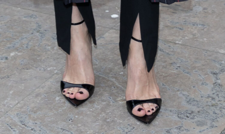 olivia palermo feet 4