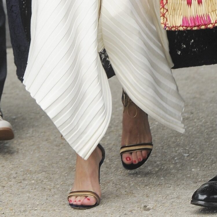 olivia palermo feet 5