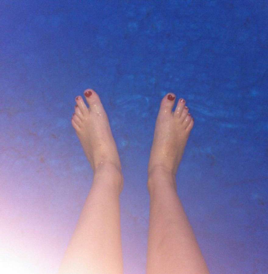 olivia scriven feet 5