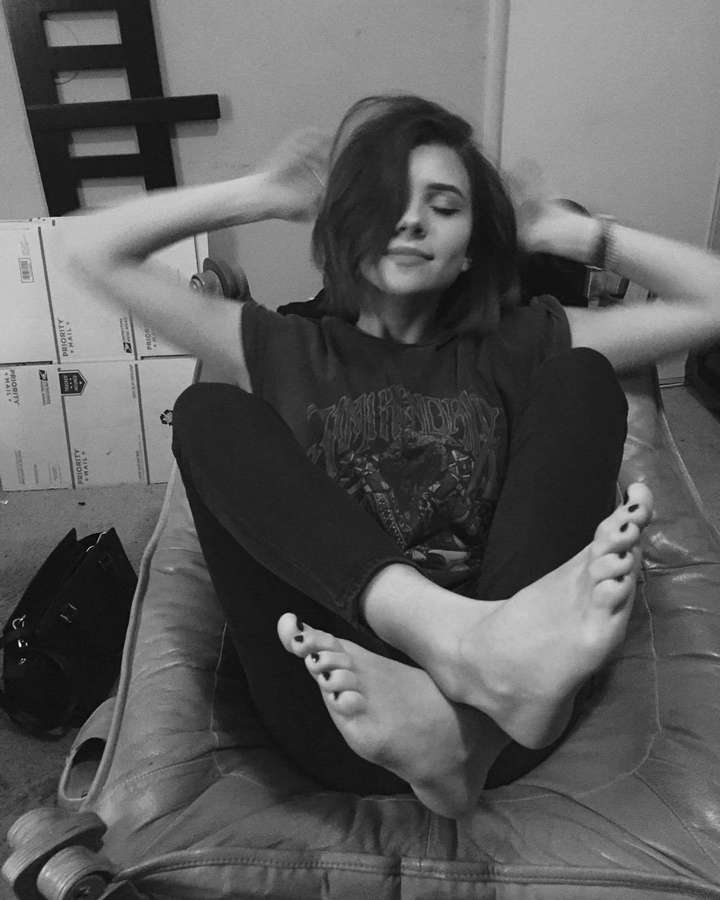 olivia stuck feet 2