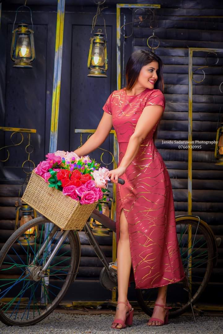 oshadi himasha chavindi️️ feet 5