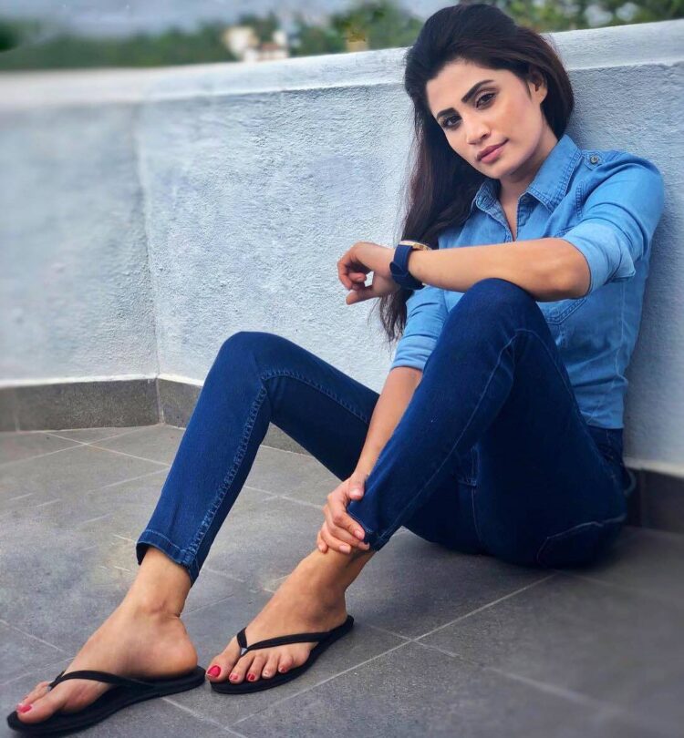 oshadi himasha chavindi️️ feet