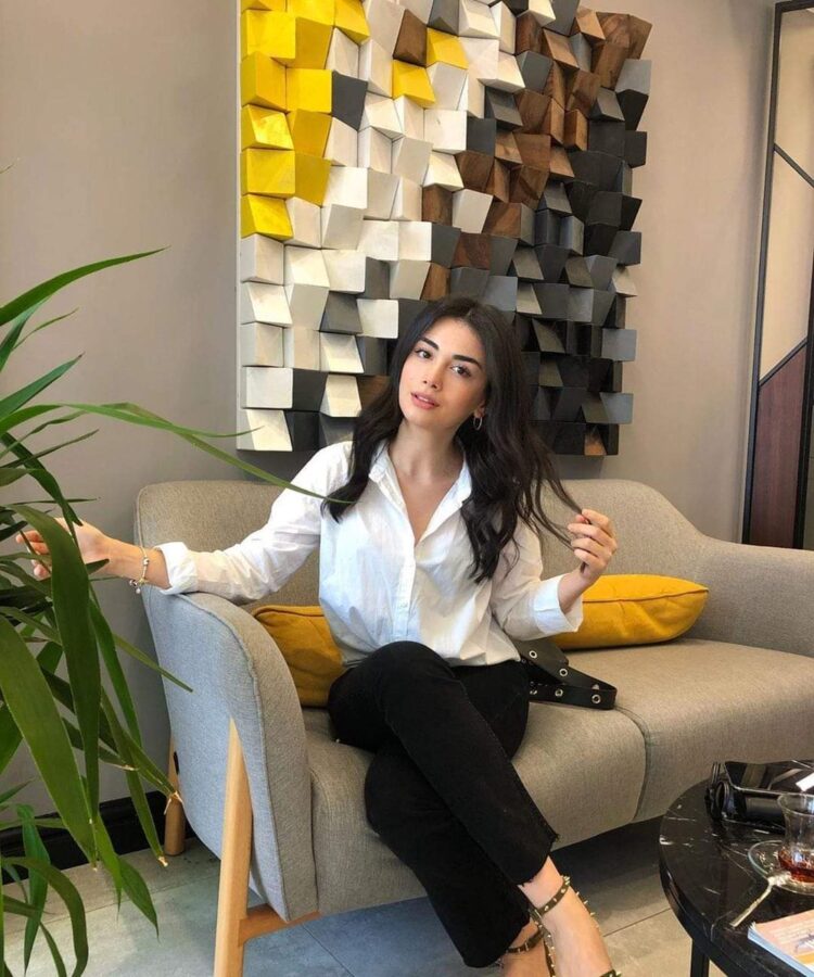 ozge yagiz feet 4