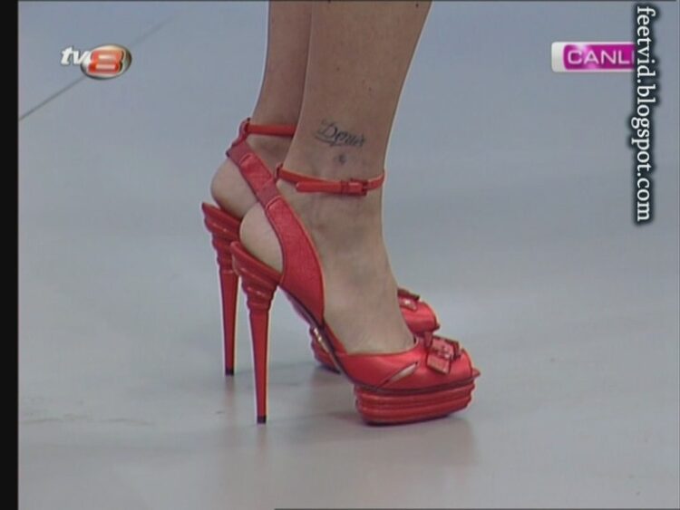 ozlem yildiz feet 1