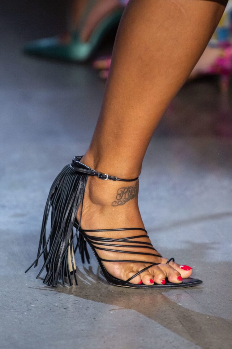 paloma elsesser feet scaled