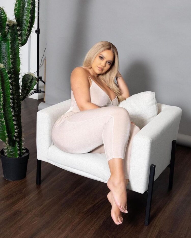 pamela alexandra feet 3