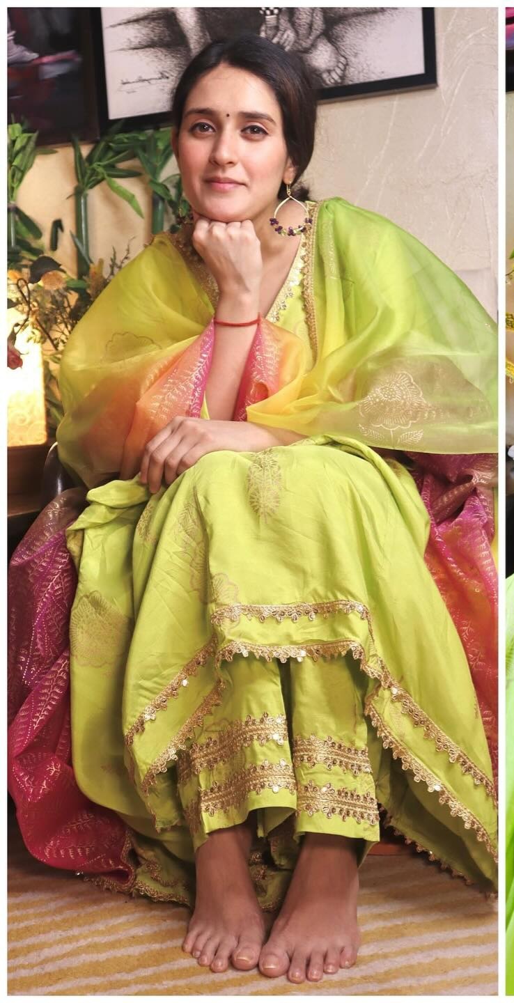 pankhuri awasthy feet 5