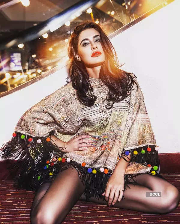 parisa fakhri feet 4