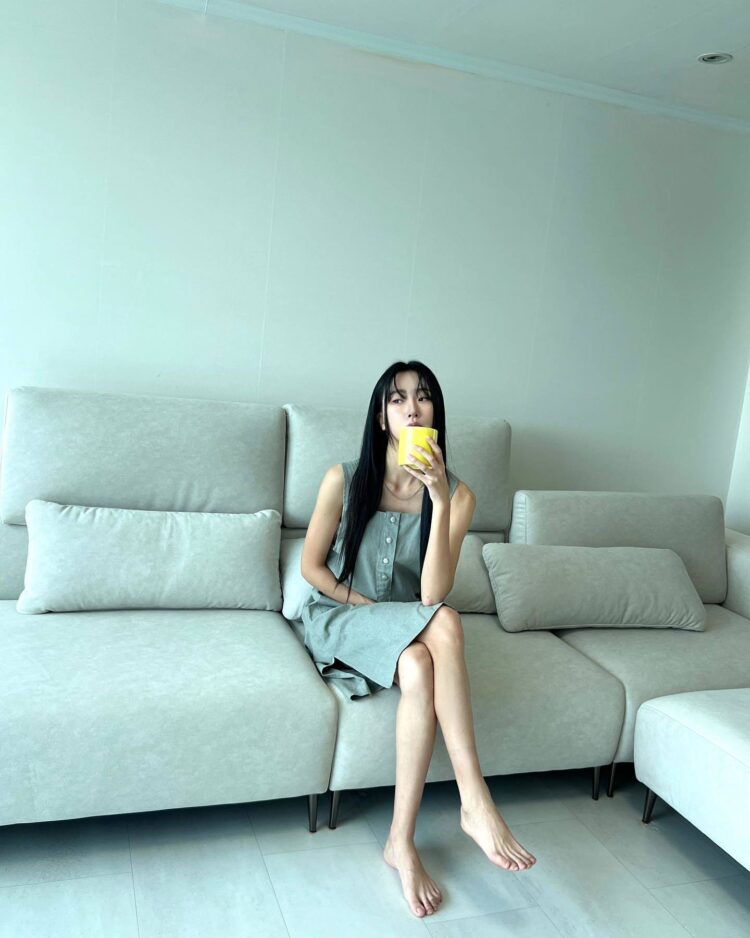park su bin feet 2