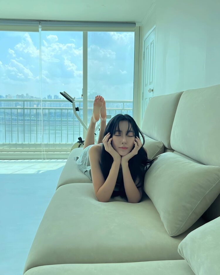 park su bin feet 4