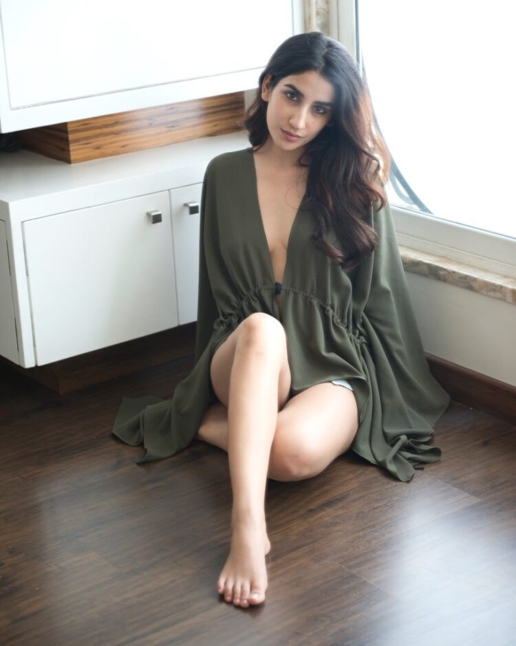 parul gupta feet 6