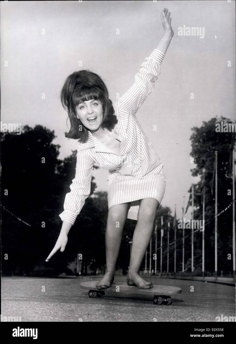 pauline collins feet