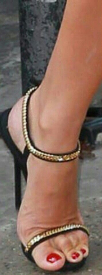 penelope tacones feet