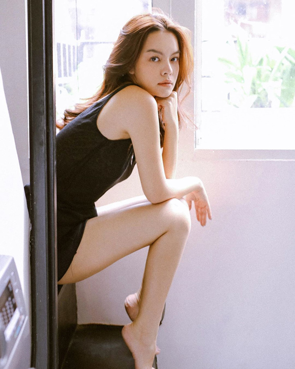 pham quynh anh feet 1