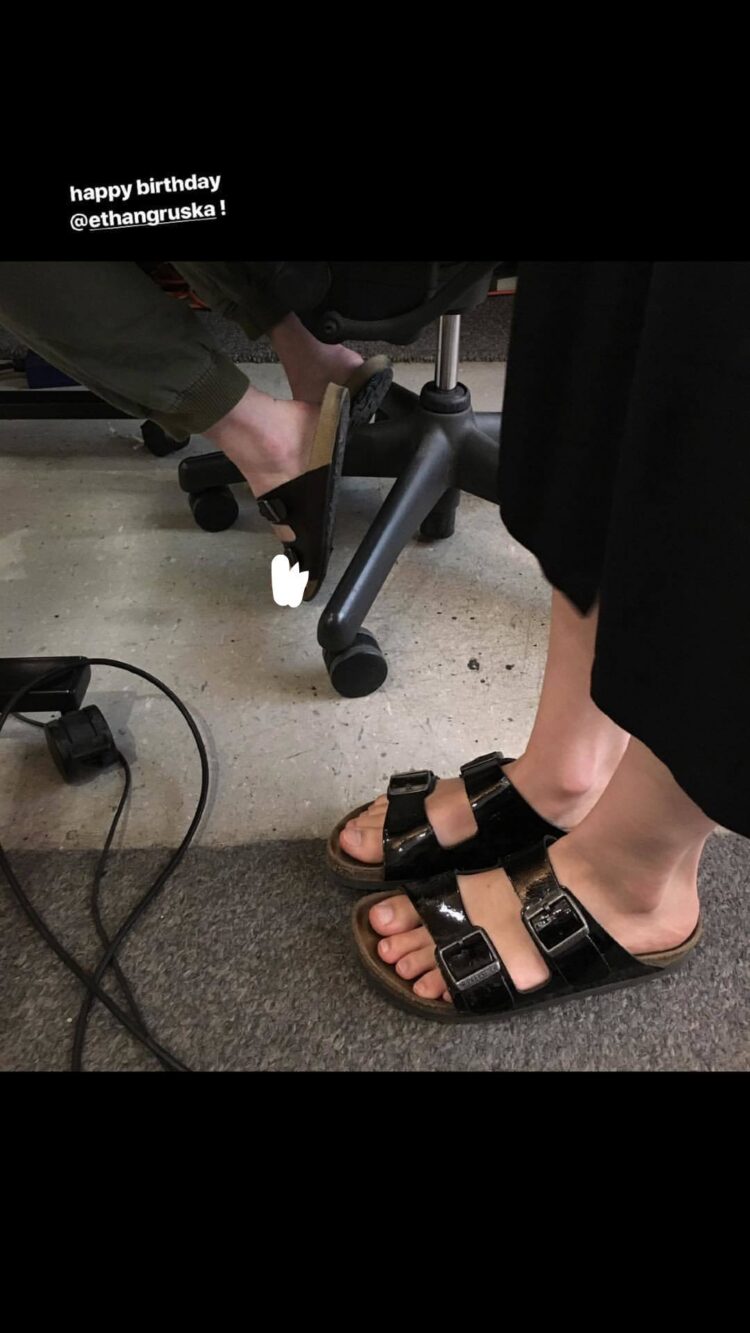 phoebe bridgers feet 1