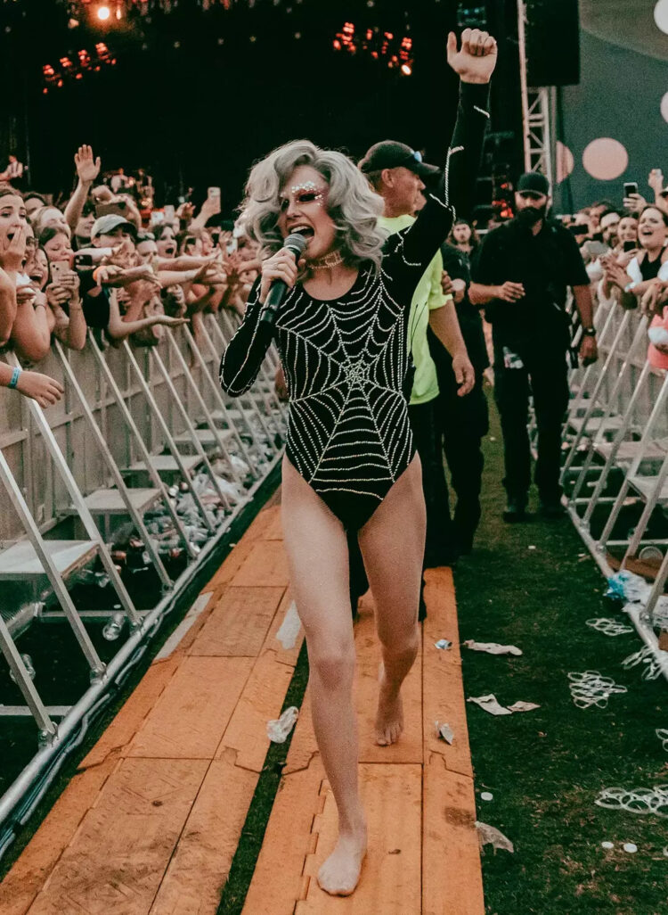 phoebe bridgers feet 6