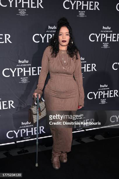 pilar scratch feet 3