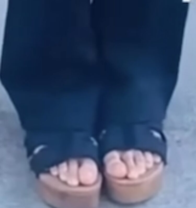 pinkpantheress feet 3