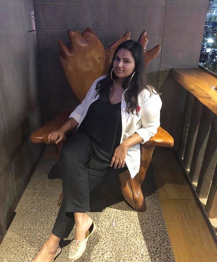 pooja dhingra feet