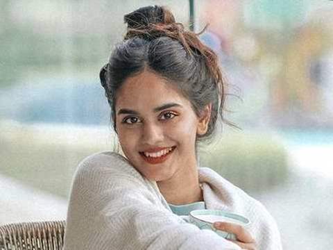 pooja mundhra feet 3