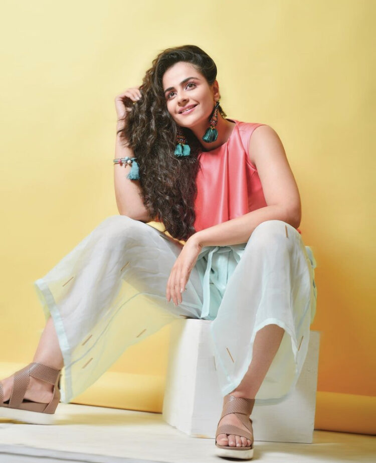 prachi tehlan feet