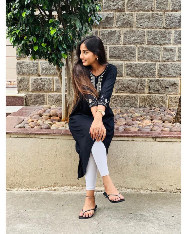 pranavi manukonda feet