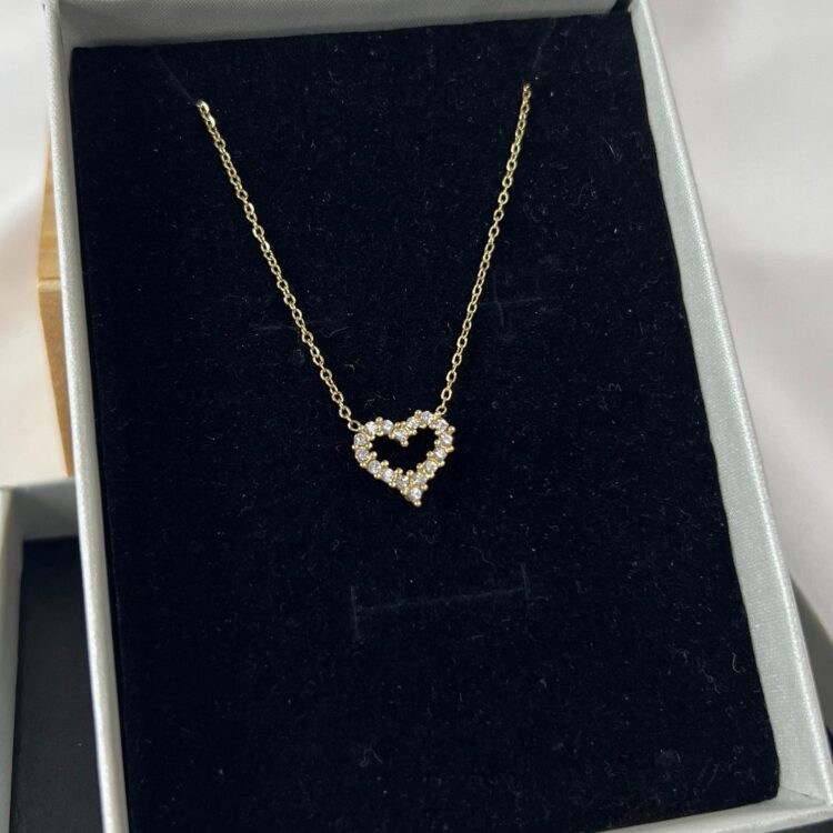 priscila colar feet 5