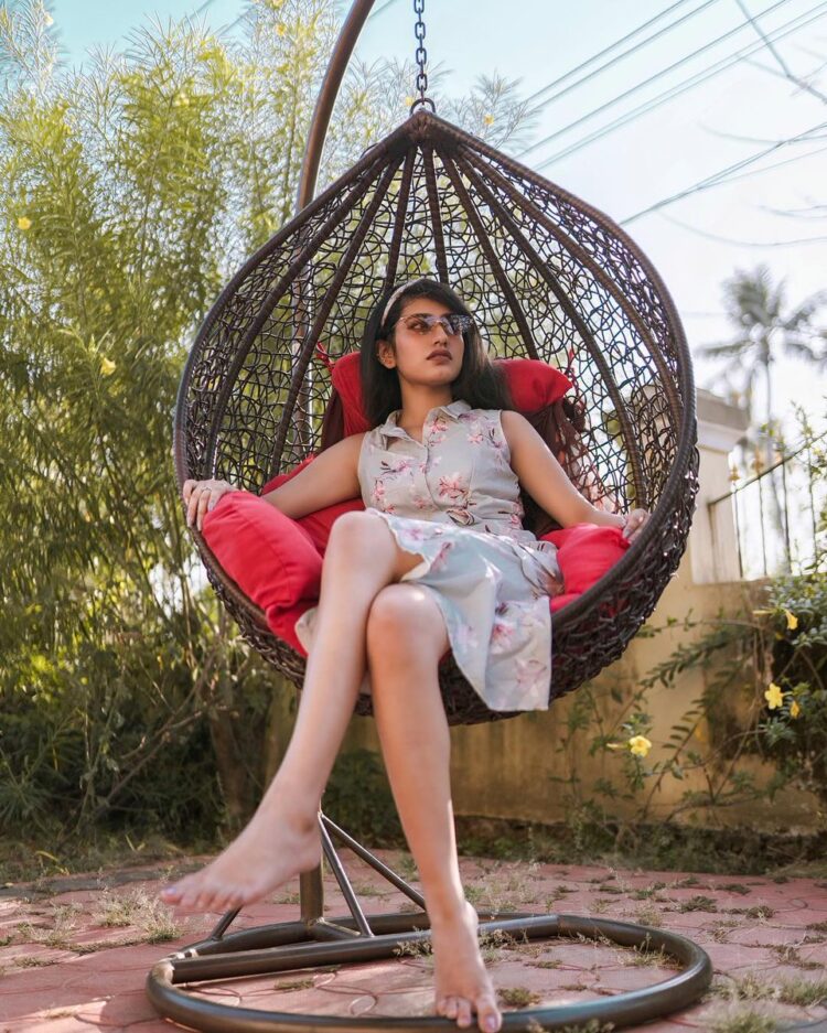 priya prakash varrier feet 1