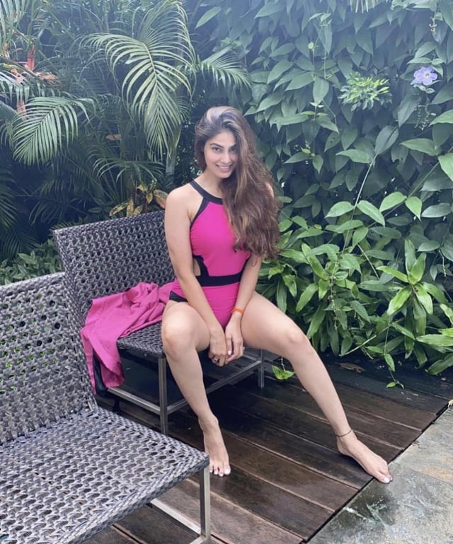 puja gupta feet 1