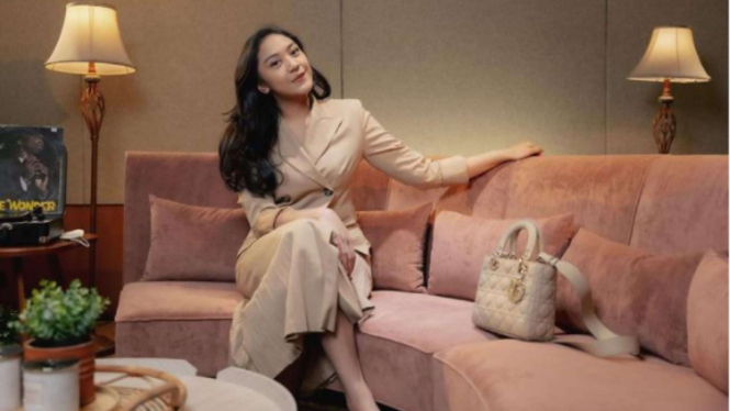 putri indahsari tanjung feet 3