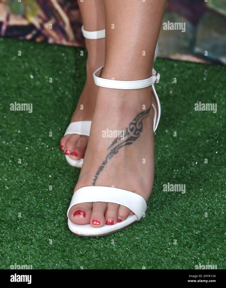 qorianka kilcher feet 5