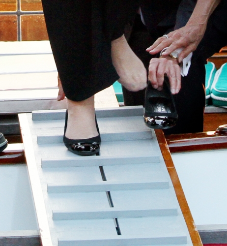 queen beatrix feet 3