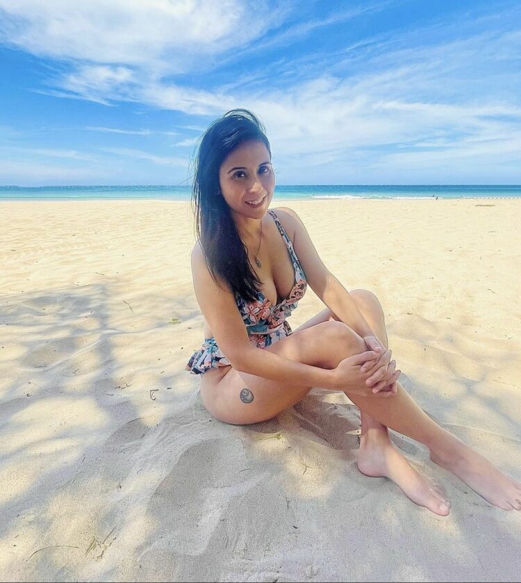 rachel alejandro feet