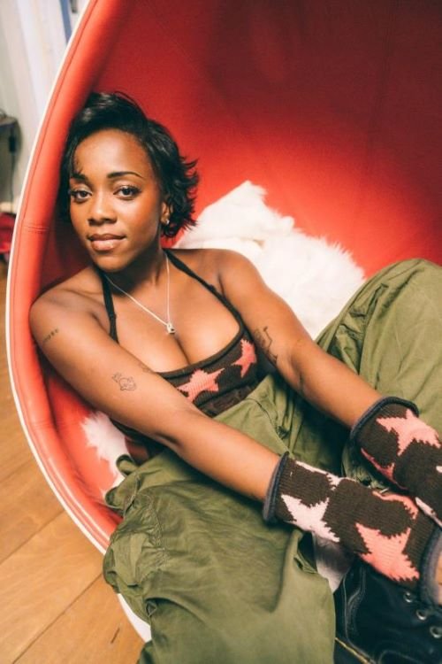 rachel chinouriri feet 5