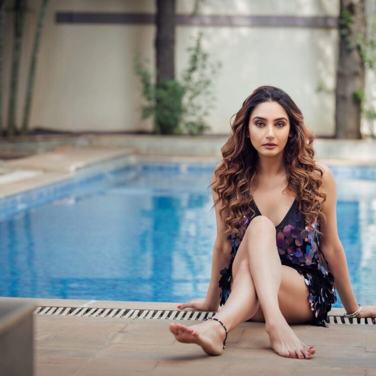 ragini dwivedi feet