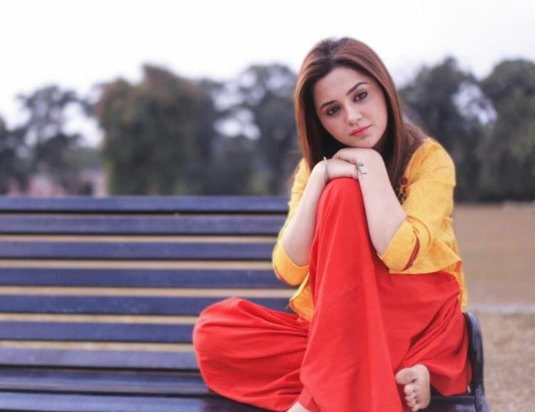 ragini nandwani feet 5