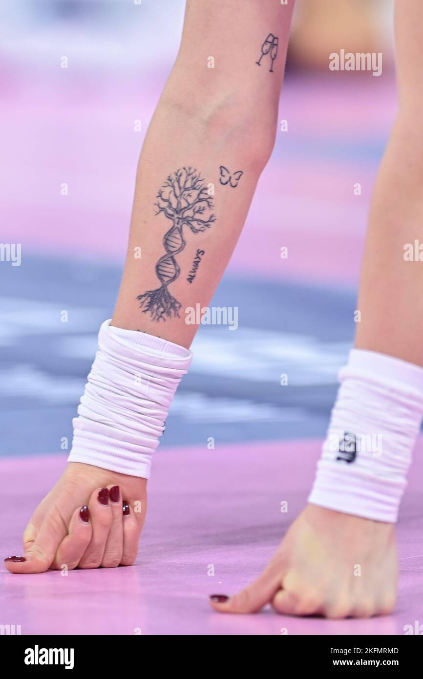 raphaela folie feet 3