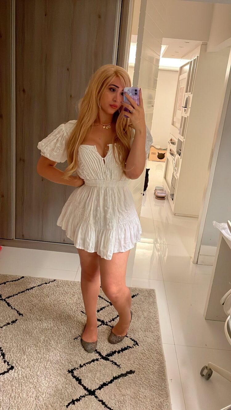 raphaela laet feet
