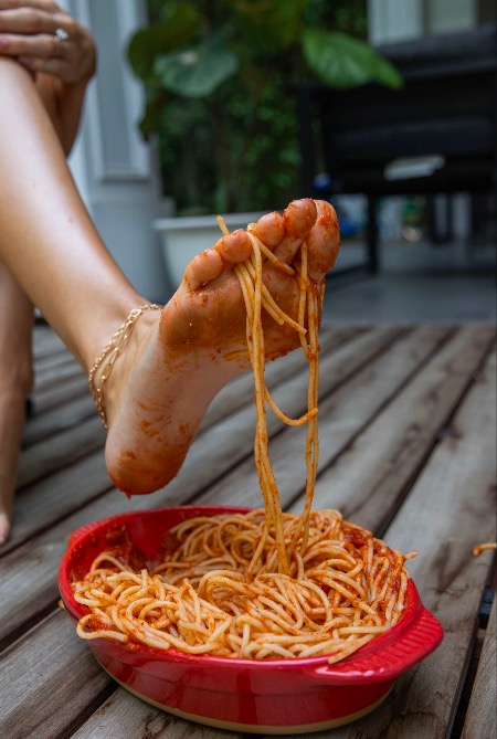 raquel leviss feet 4