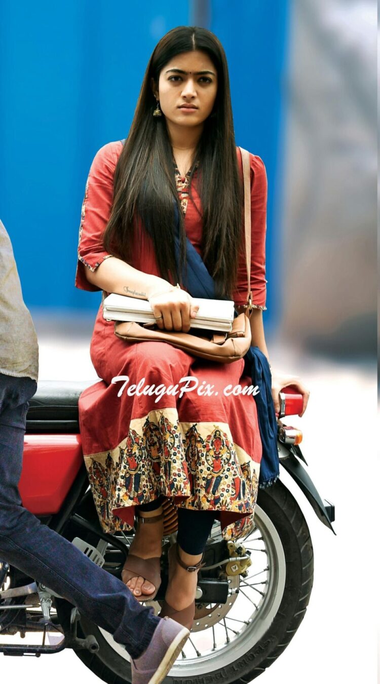 rashmika mandanna feet scaled