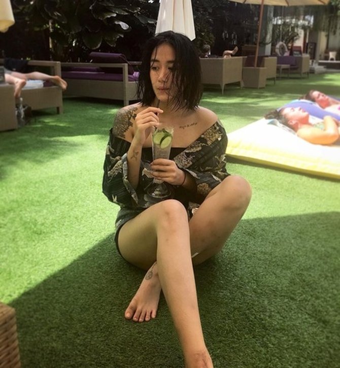 renatta moeloek feet