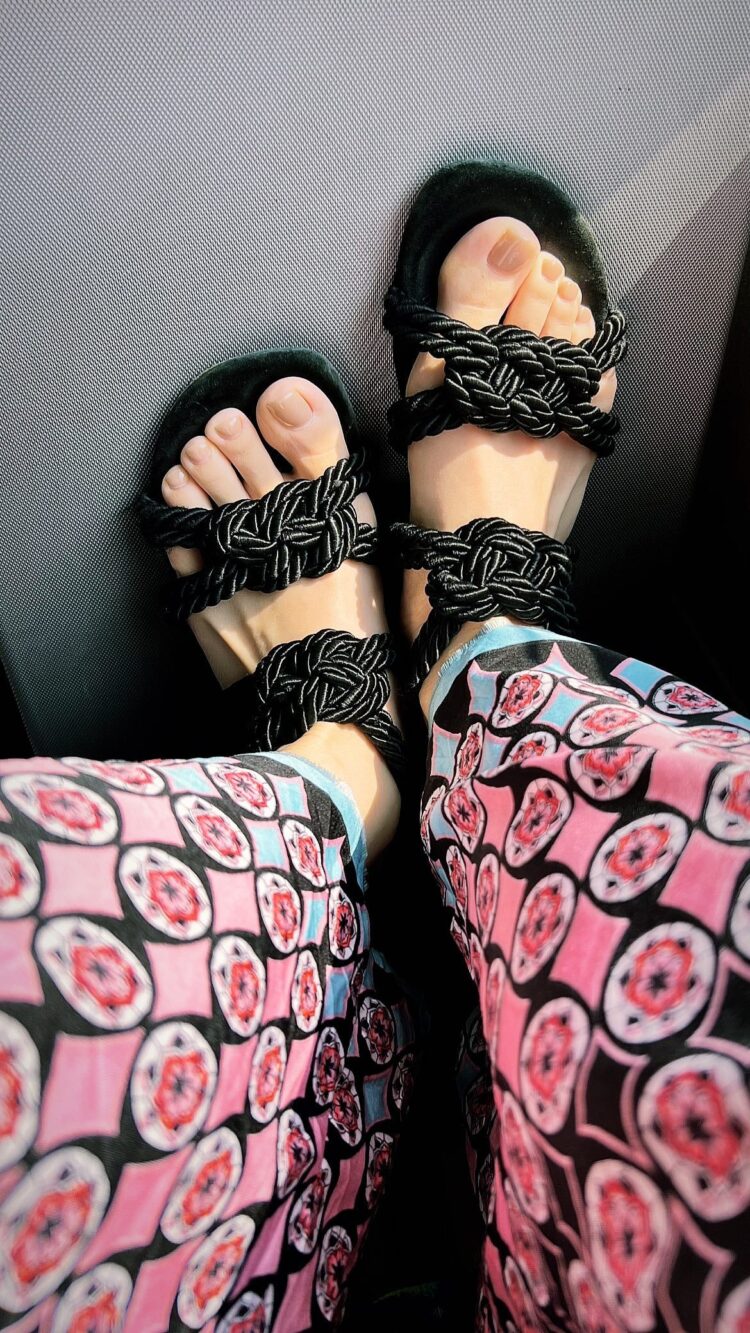 reol feet 4