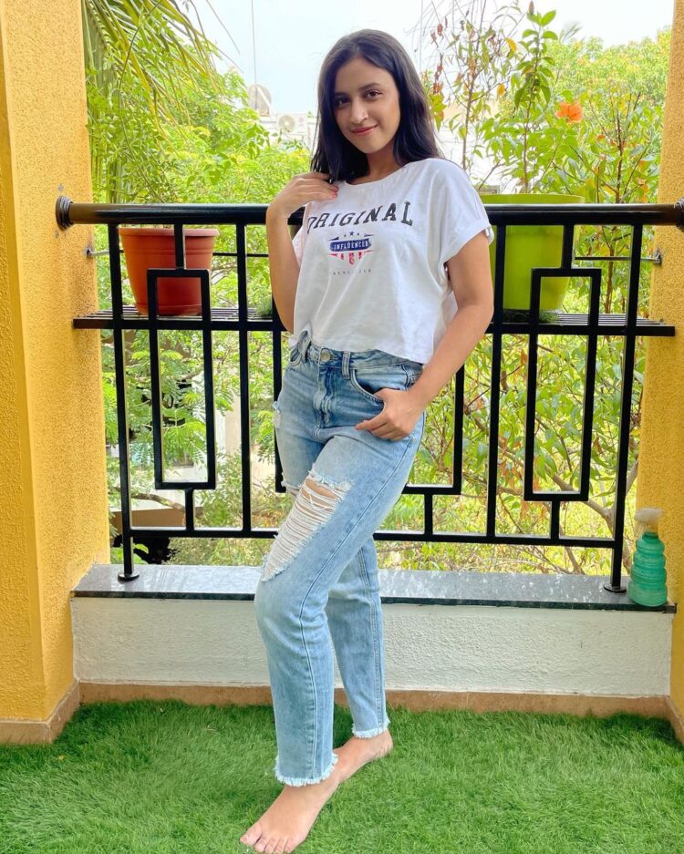ritika shrotri feet 1