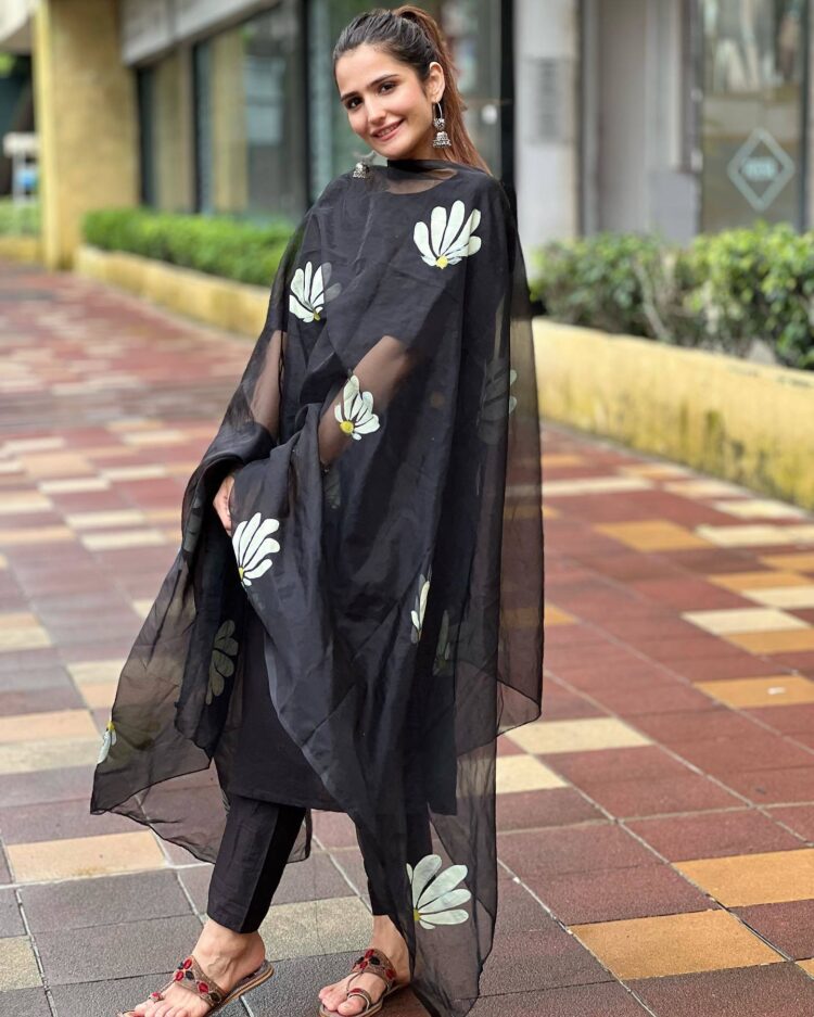 riya kishanchandani feet 5