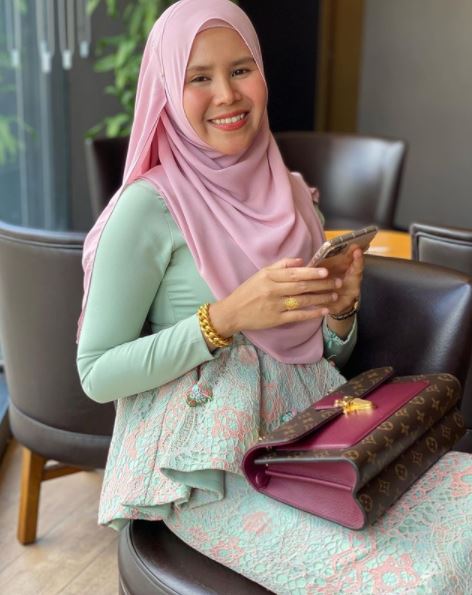 rosmayati sidik feet 3