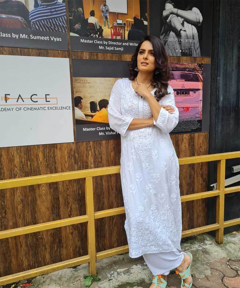 ruhi chaturvedi feet 6