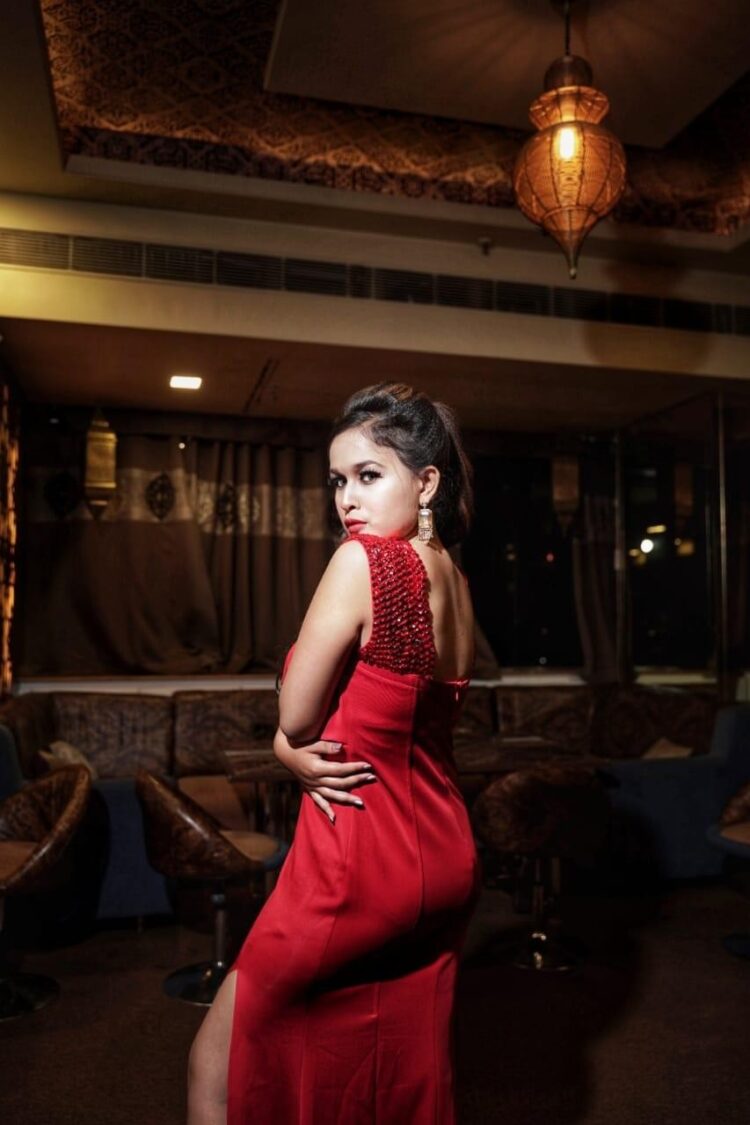 rujuta deshmukh feet 3